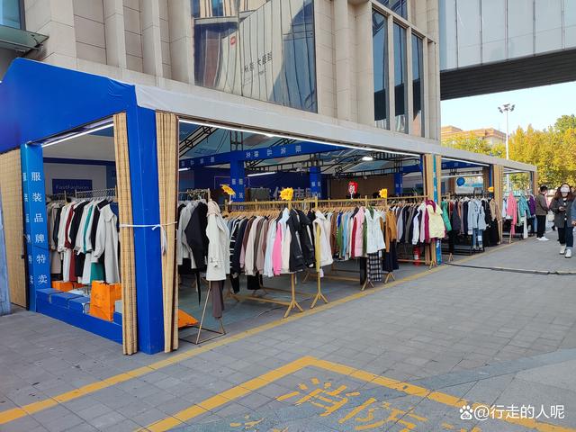 济南衣架出,租服装龙门架 促销台花车租,赁挂衣杆 商场摊位搭建